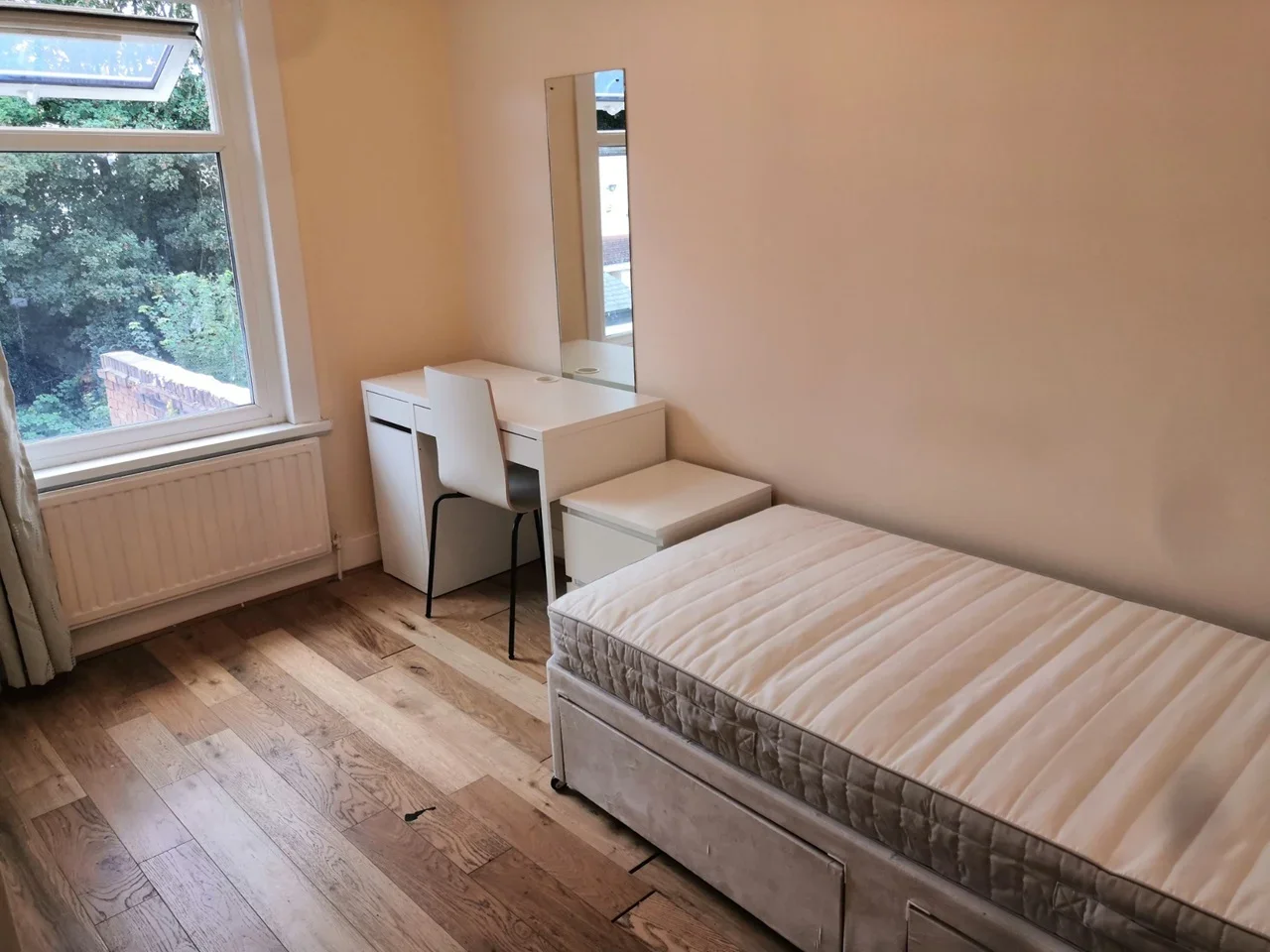 Room Waverley Road in Greater London
