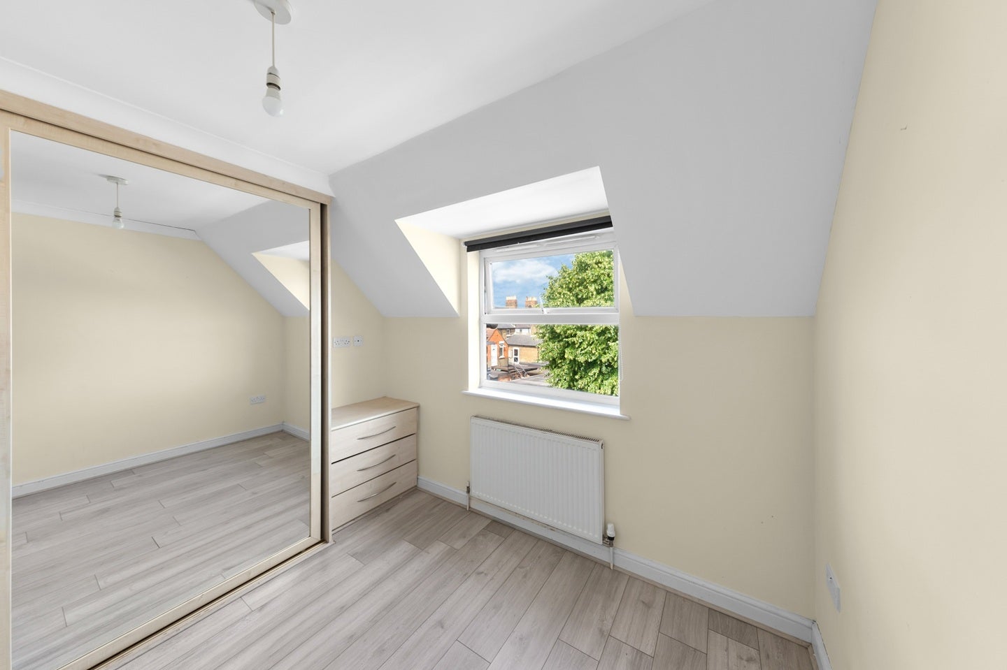 Flat Ravenscroft Road in Greater London