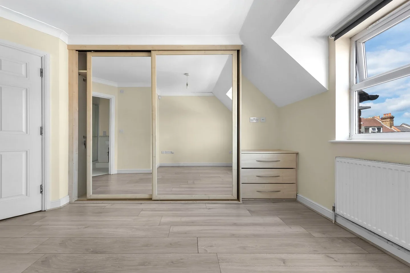 Flat Ravenscroft Road in Greater London