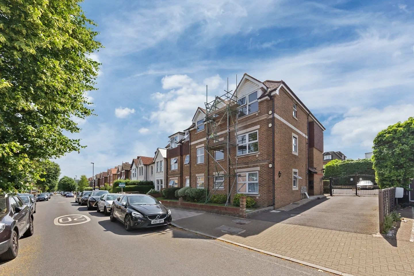 Flat Ravenscroft Road in Greater London