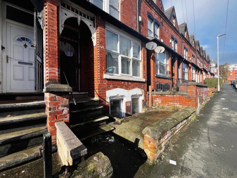 Room Chestnut Avenue in Leeds