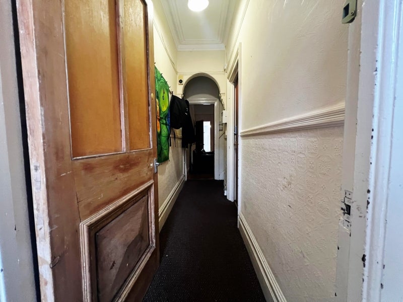 Room Chestnut Avenue in Leeds