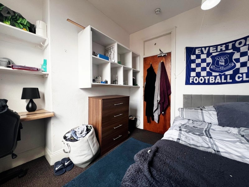 Room Chestnut Avenue in Leeds