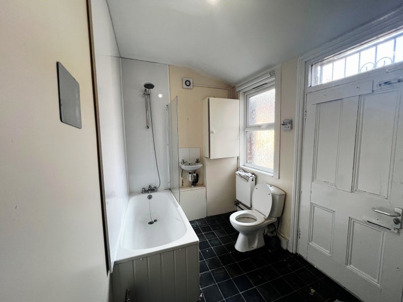 Room Chestnut Avenue in Leeds