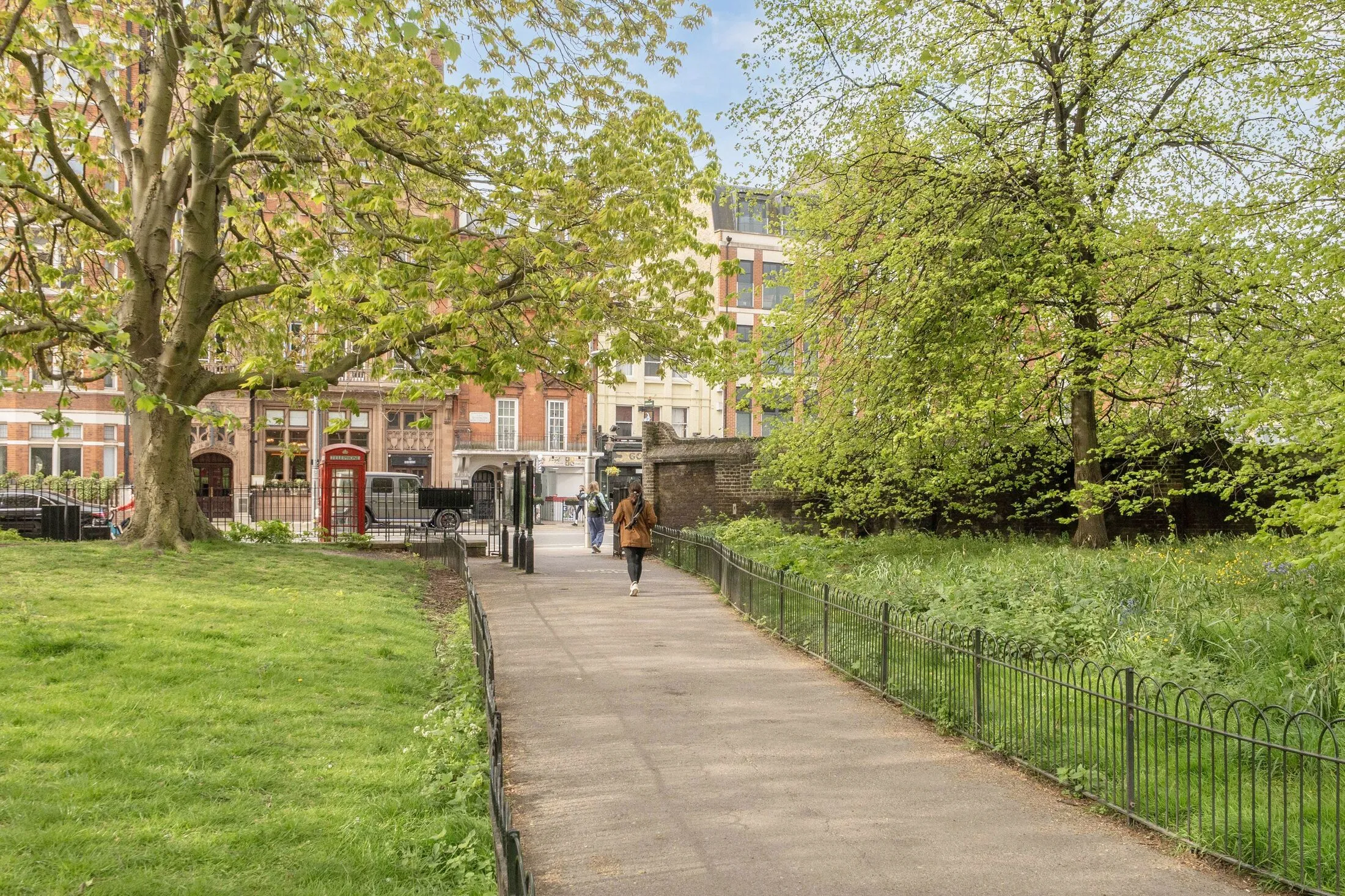 Flat Kensington Court in Greater London