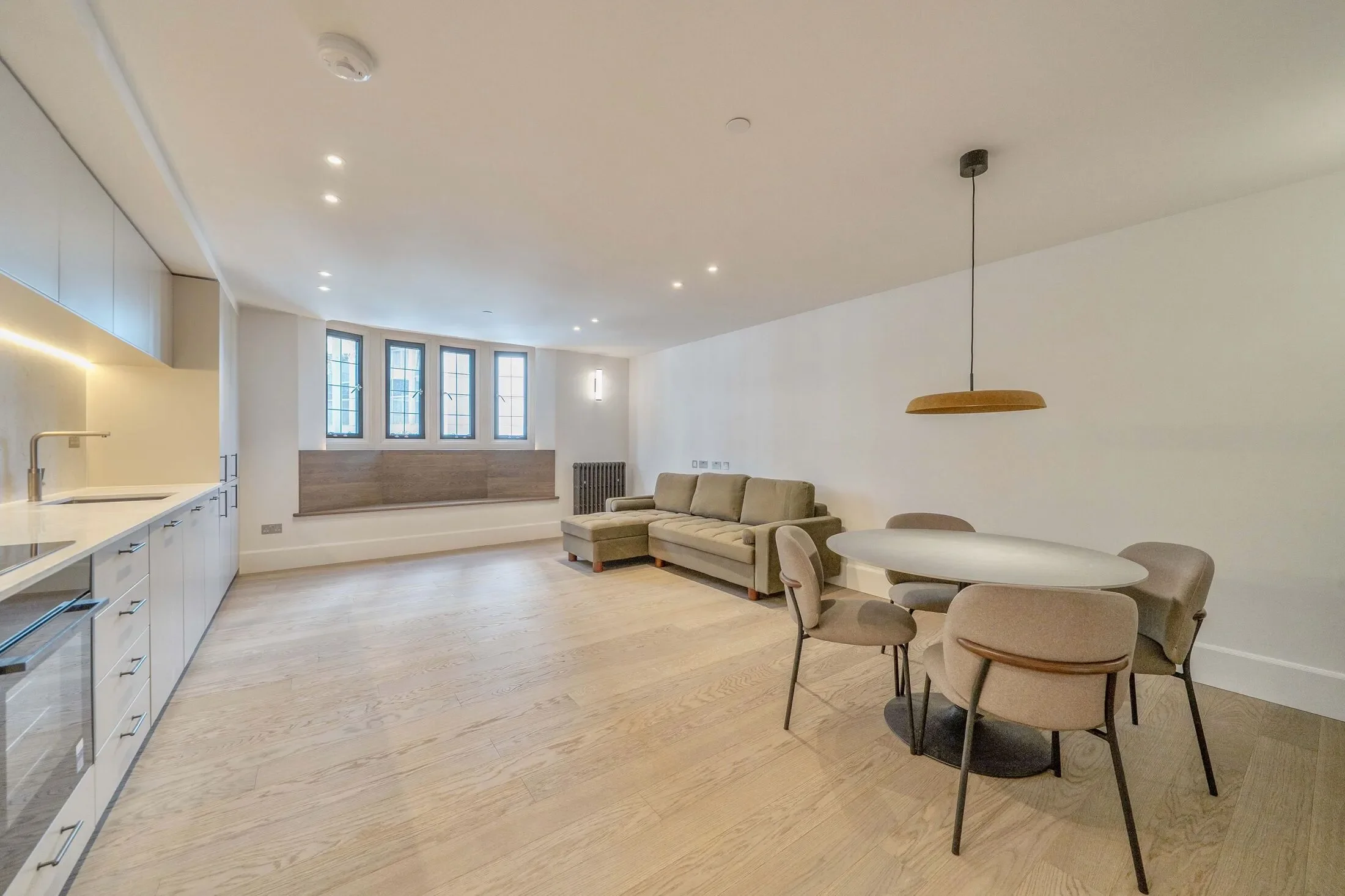 Flat Kensington Court in Greater London