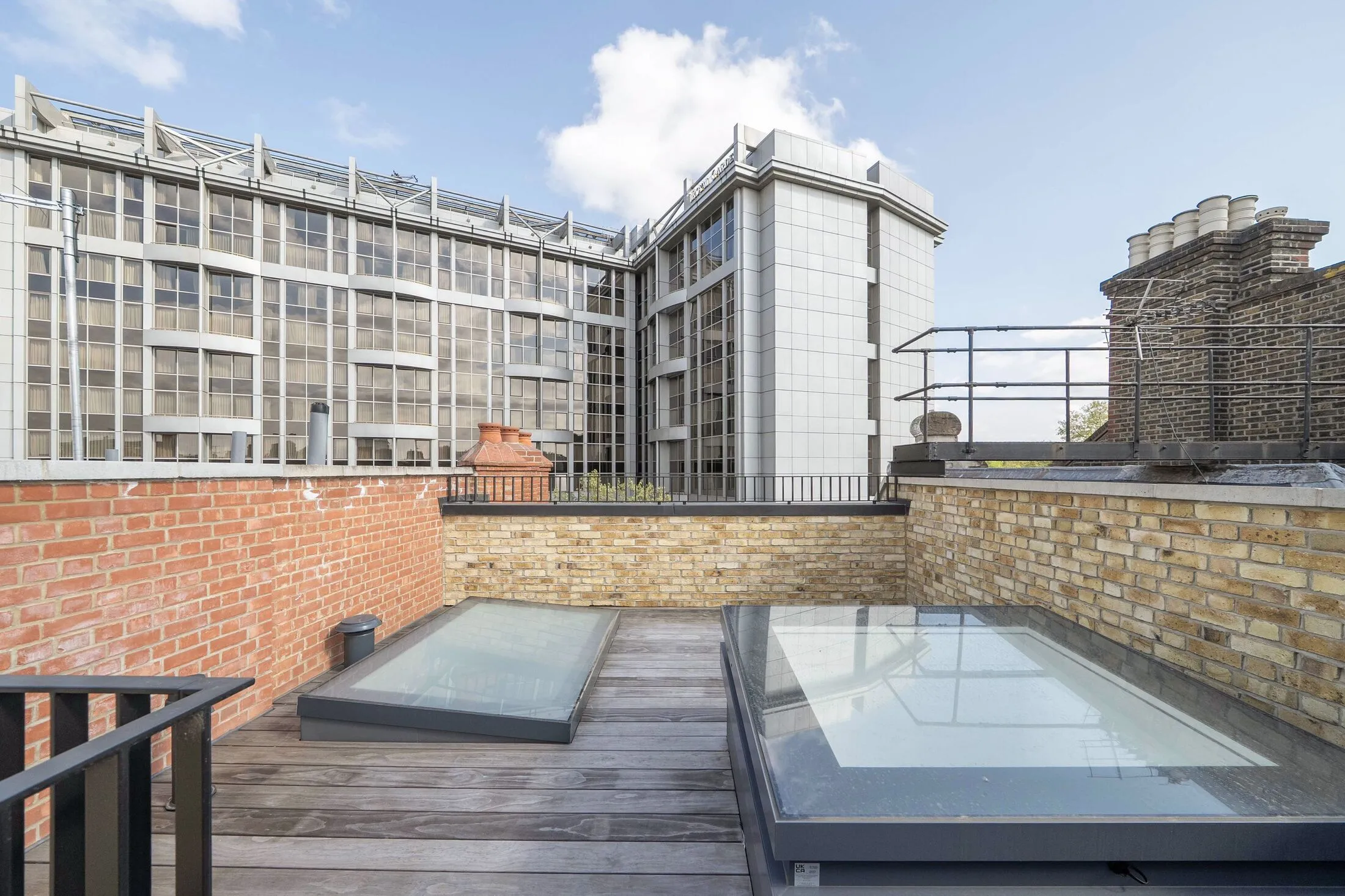 Flat Kensington Court in Greater London