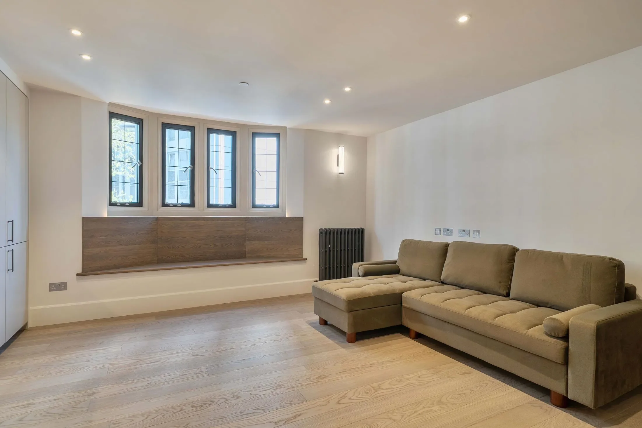 Flat Kensington Court in Greater London