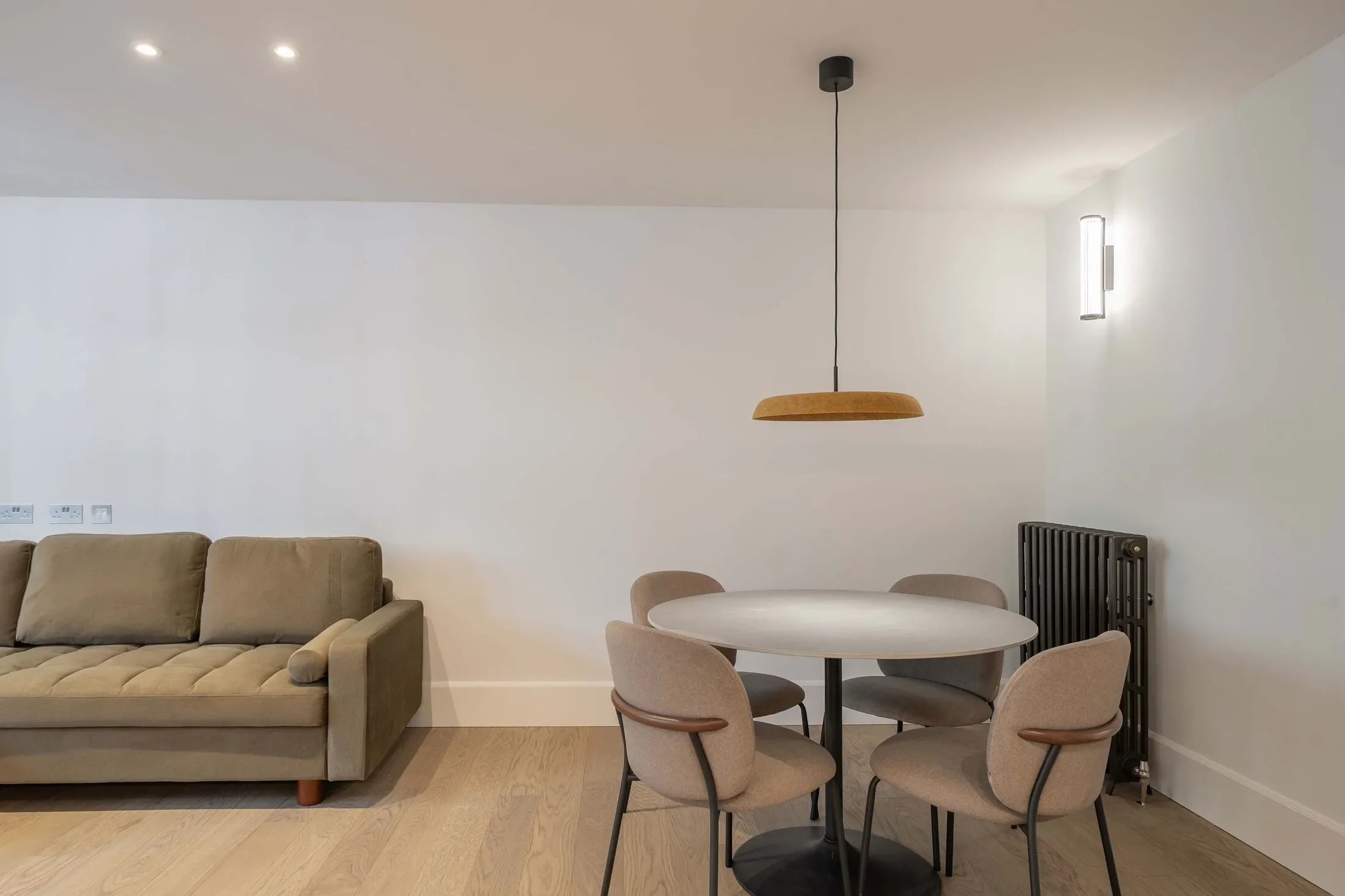 Flat Kensington Court in Greater London