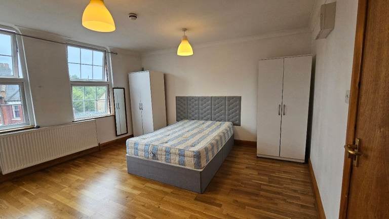 Flat Burnley Road in Greater London