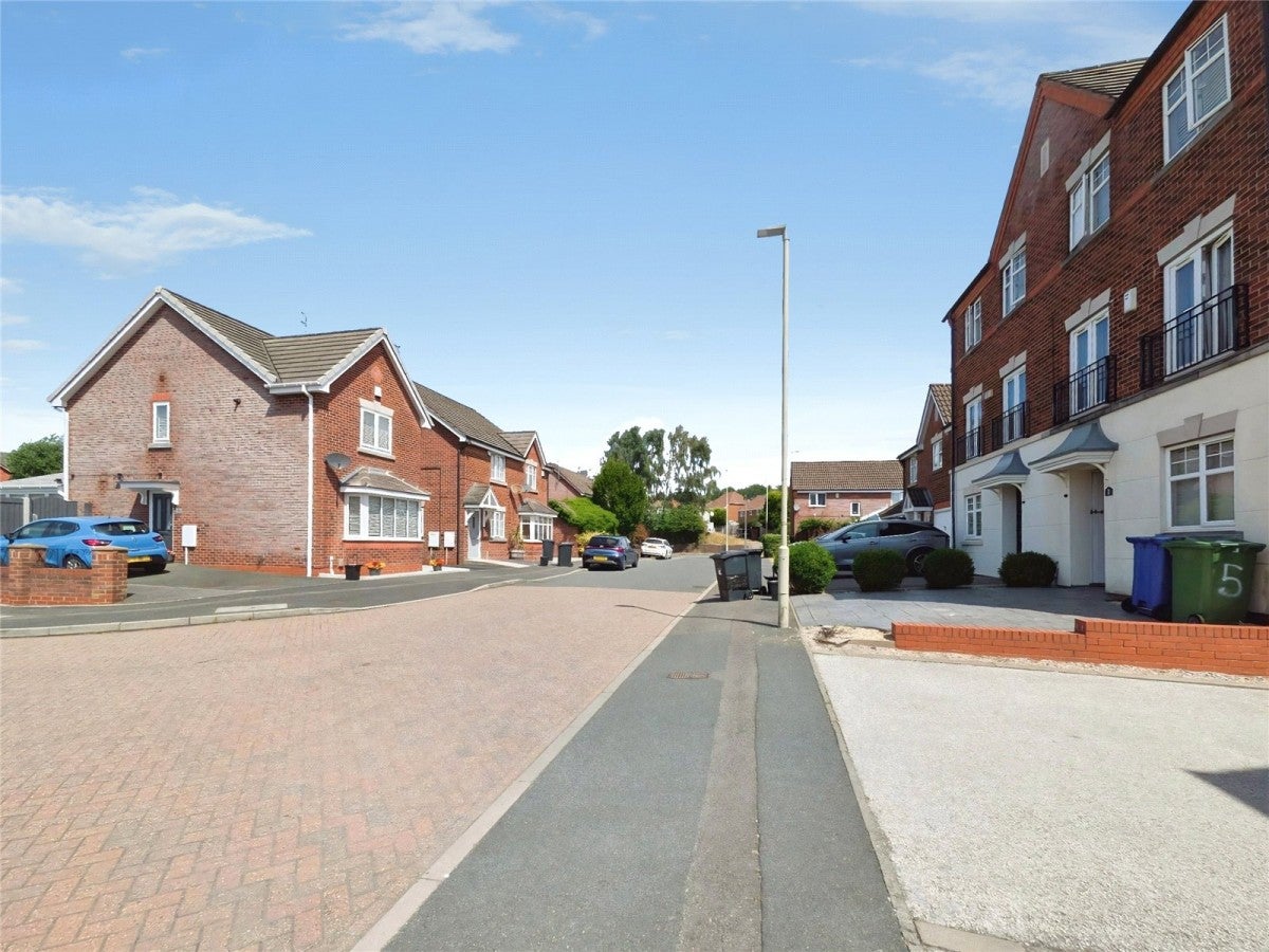 House Manderston Close in Dudley