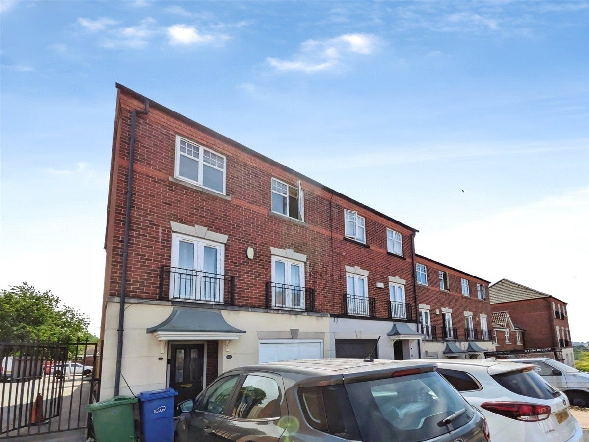 House Manderston Close in Dudley