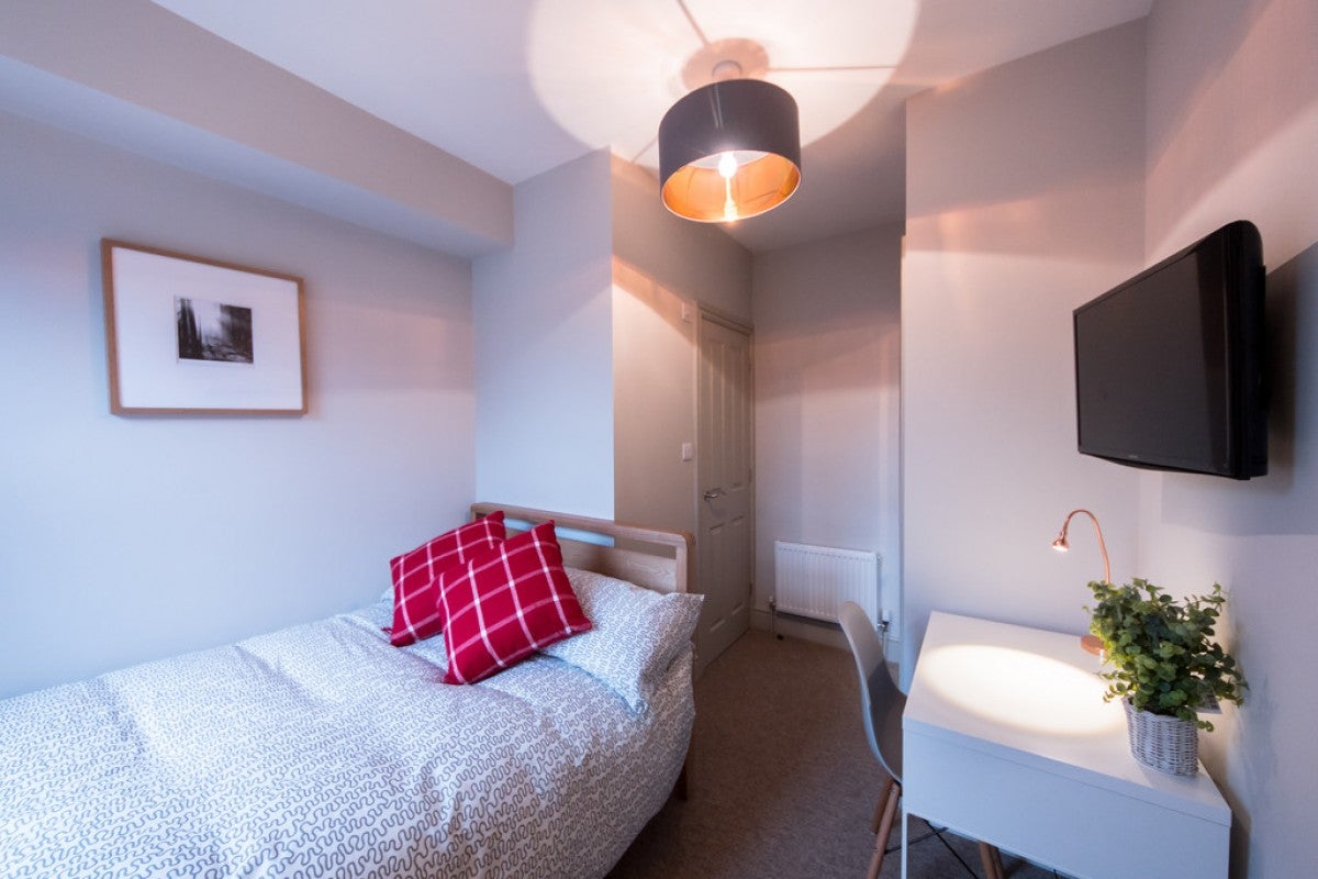 Room Caversham Road in Reading
