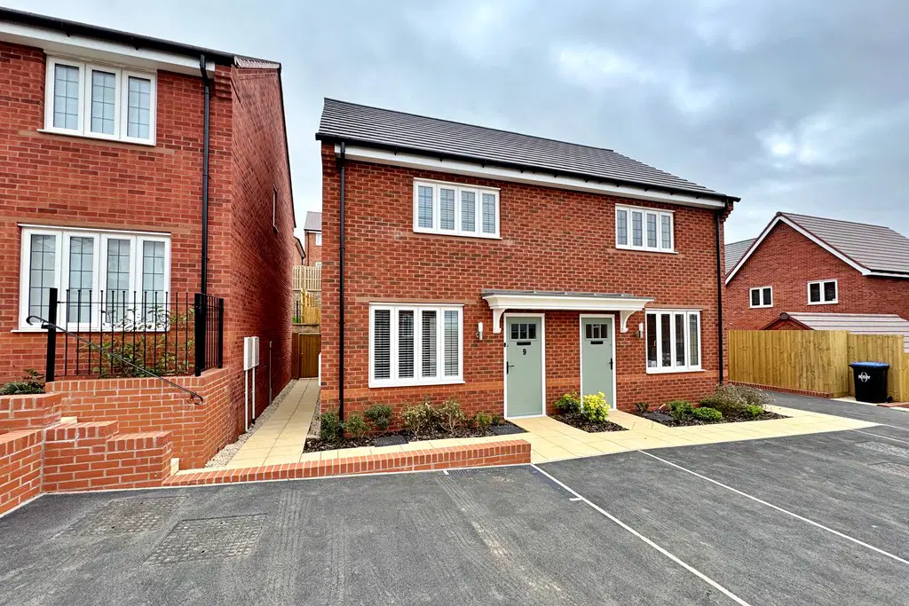 House Shamrock Close in Rugby