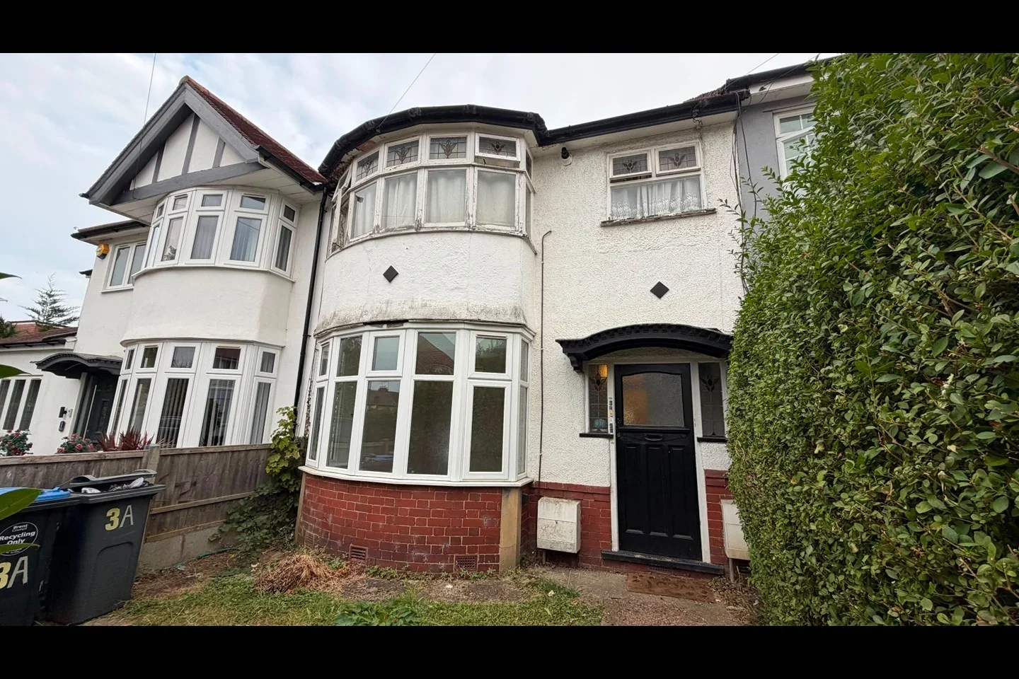 Flat Medway Gardens in Greater London