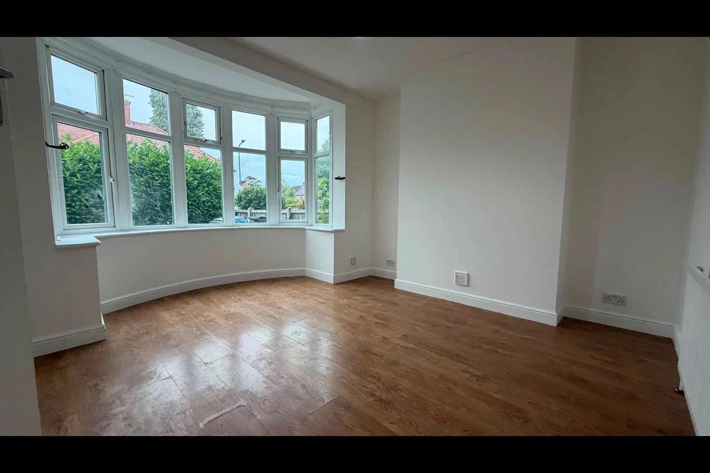 Flat Medway Gardens in Greater London