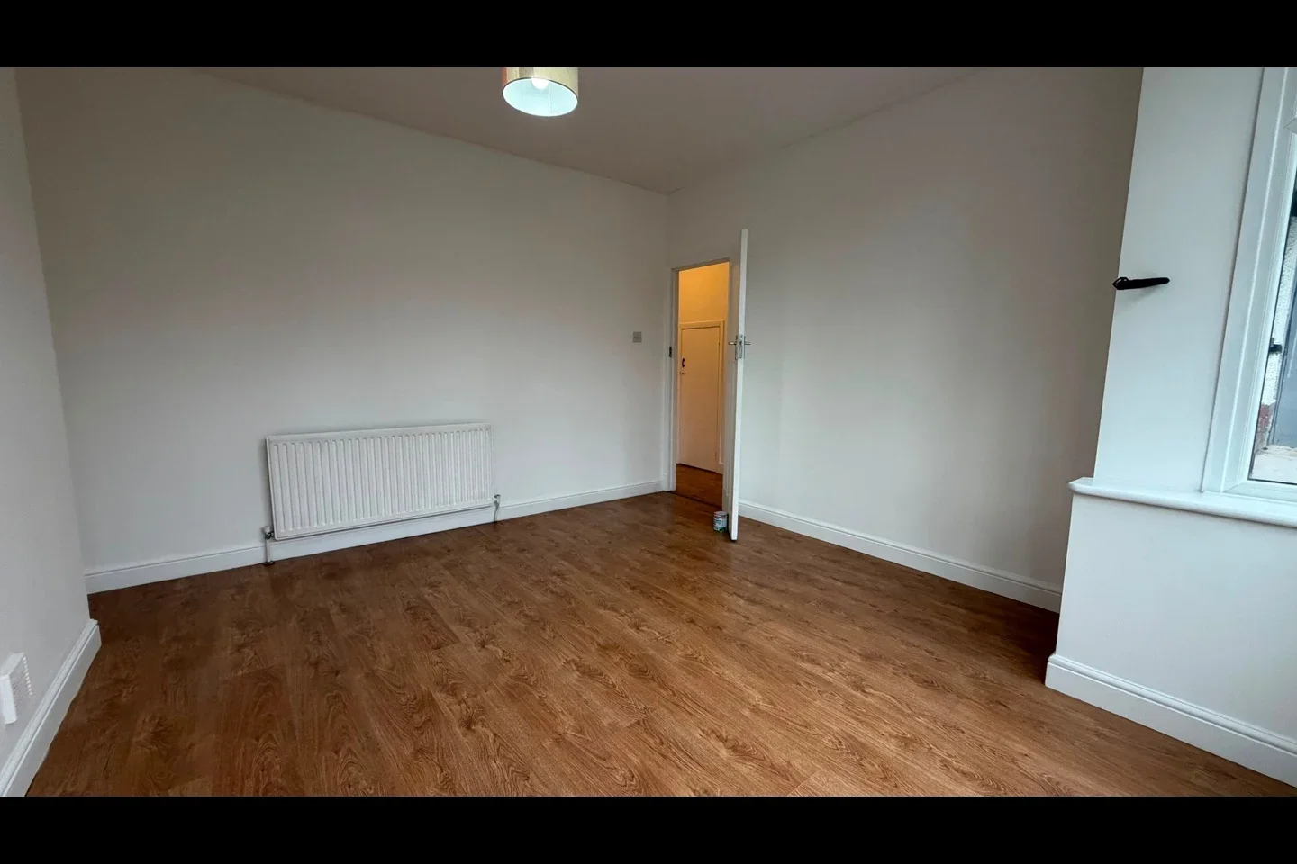 Flat Medway Gardens in Greater London