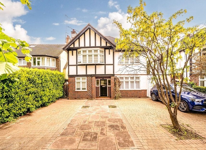 Flat Ellesmere Road in Greater London