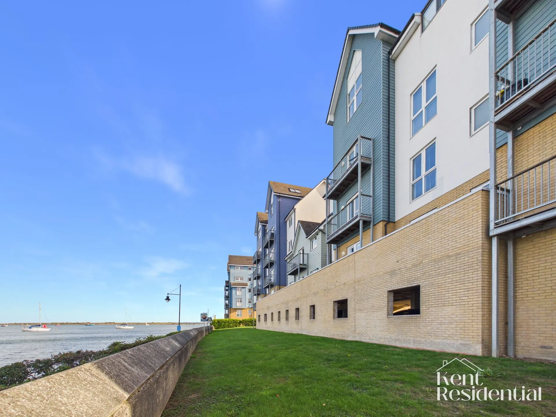 Flat Riverside Walk in Gillingham