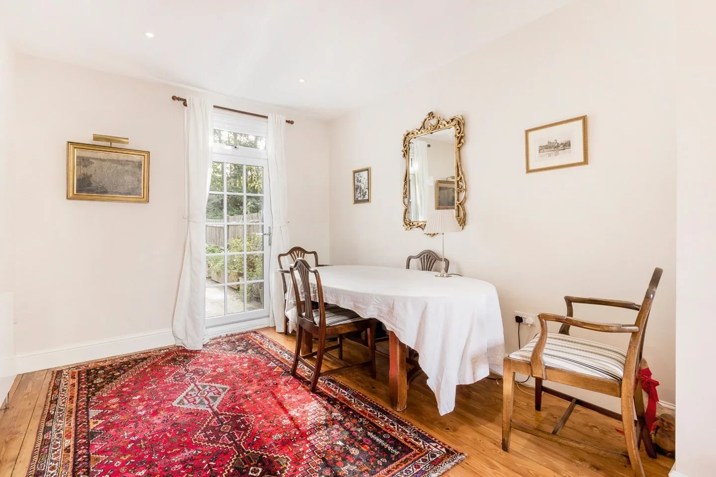 House Chestnut Grove in Greater London