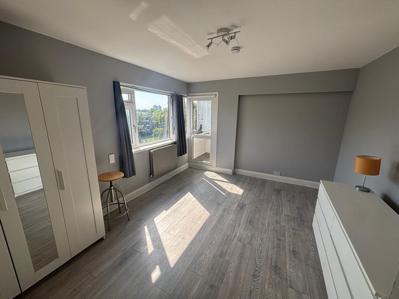 Flat Paradise Road in Greater London