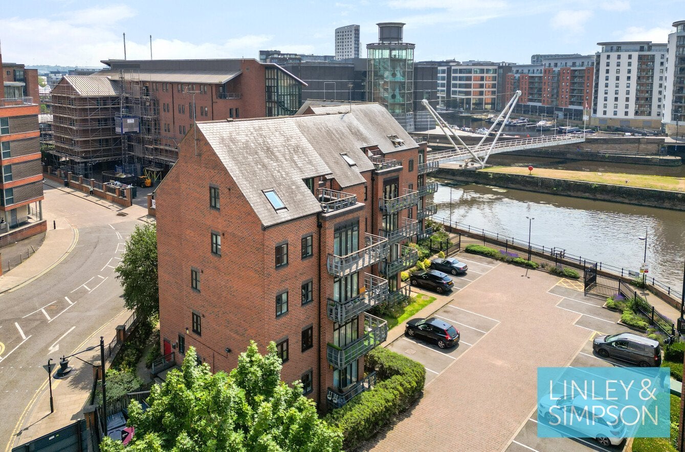 Flat Turlow Court in Leeds