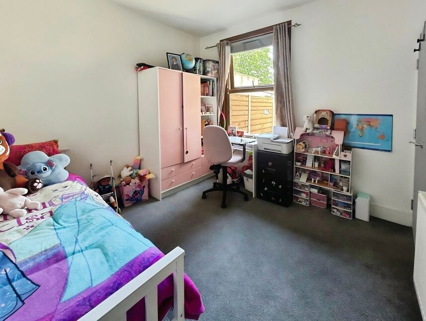 Flat Thorold Road in Greater London