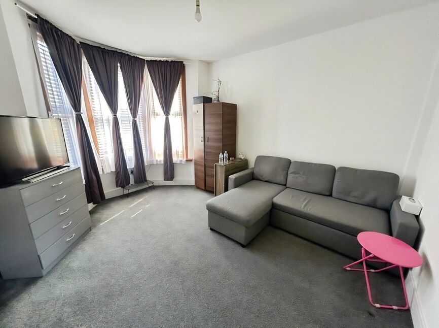 Flat Thorold Road in Greater London