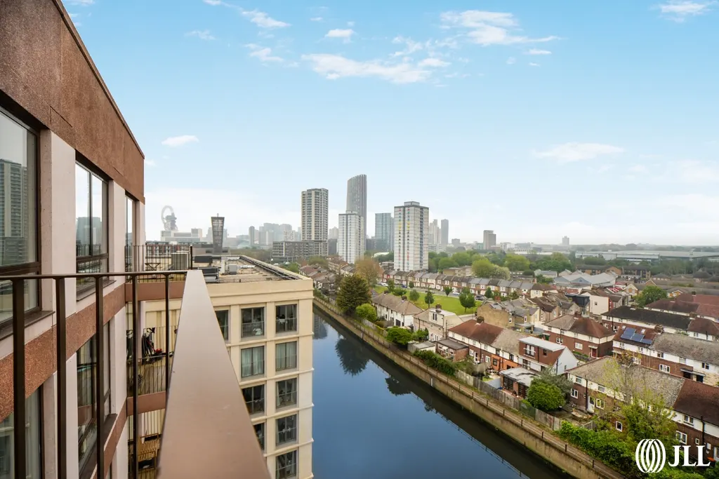 Flat Copperworks Wharf in Greater London