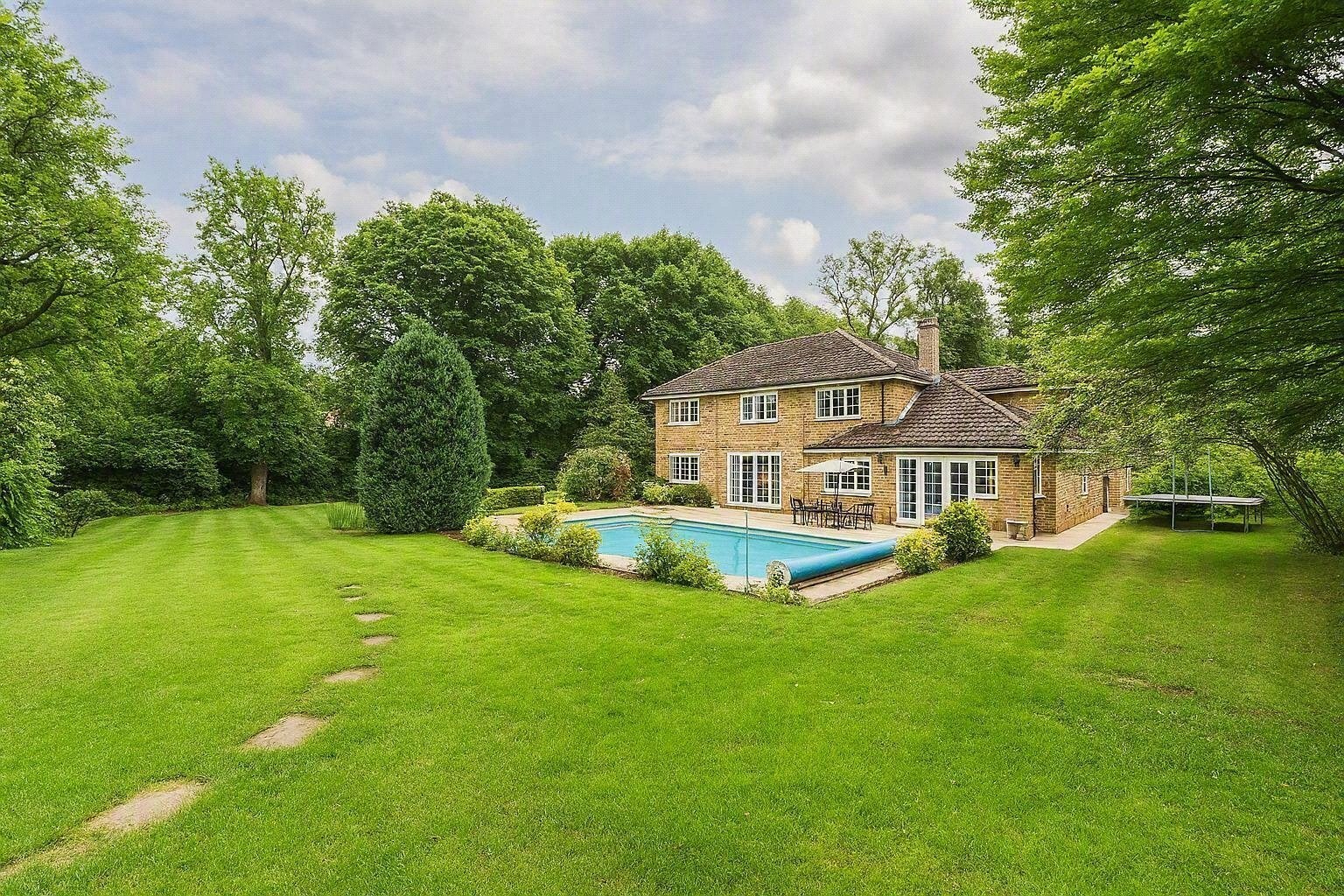 House Old Avenue in Woking