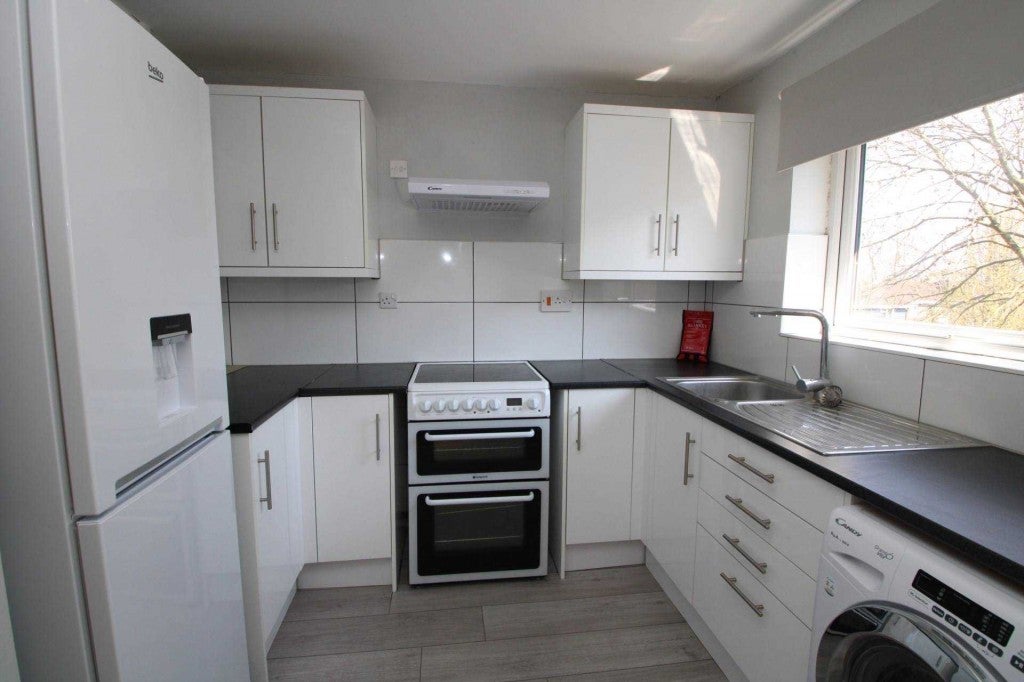 Flat Roydon Court in Dacorum