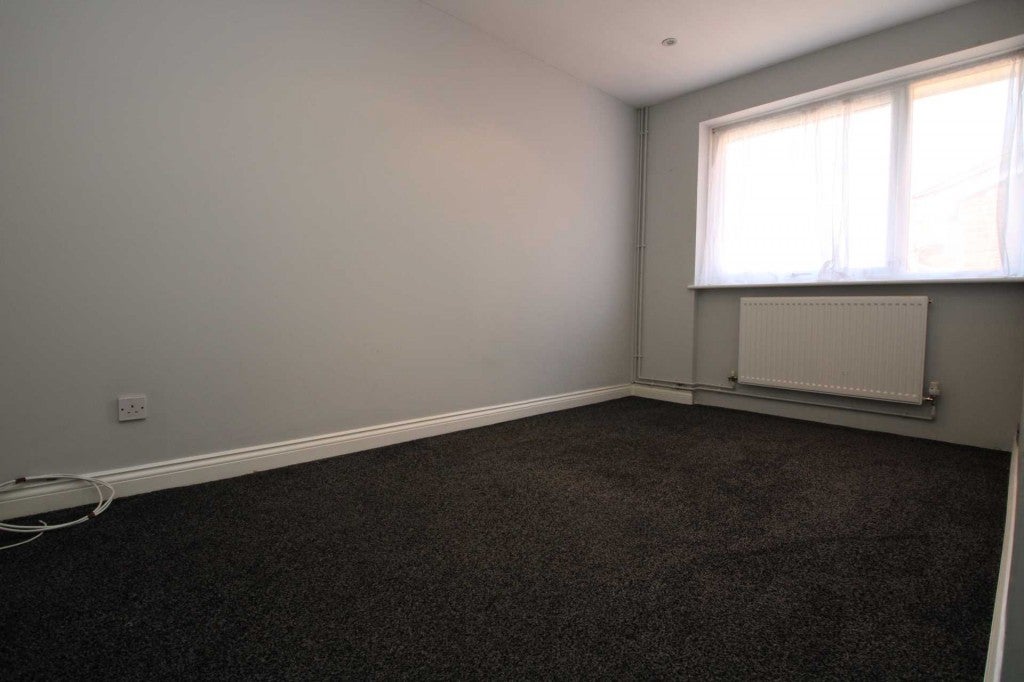 Flat Roydon Court in Dacorum