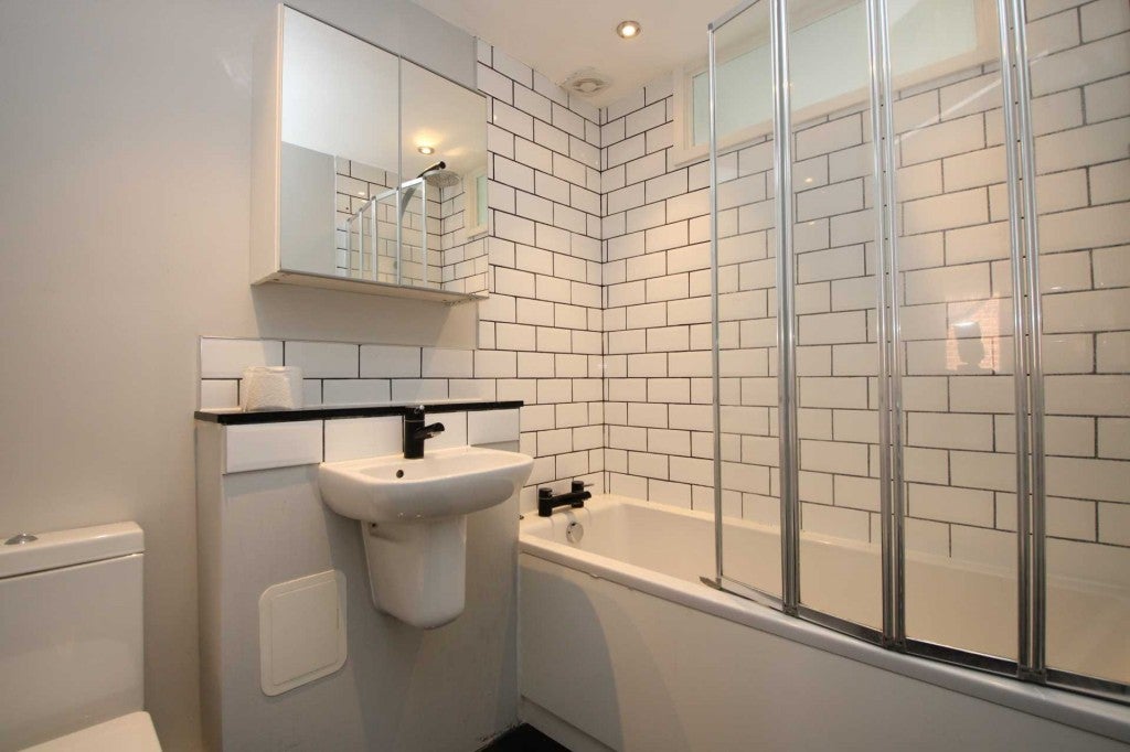 Flat Roydon Court in Dacorum