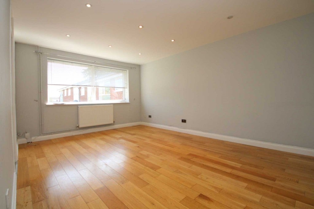 Flat Roydon Court in Dacorum