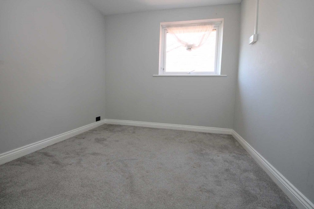 Flat Roydon Court in Dacorum