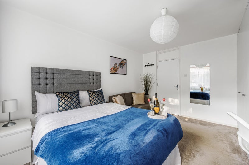 Room Trumpers Way in Greater London