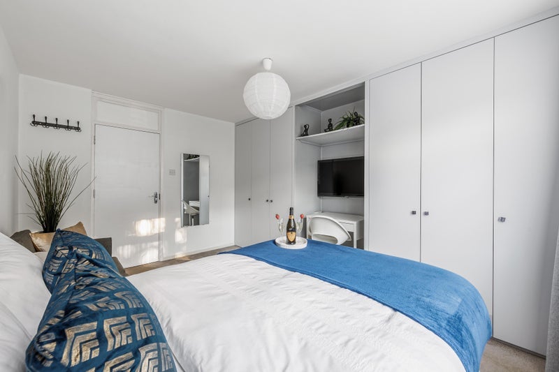 Room Trumpers Way in Greater London