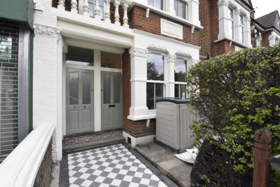 Flat Charlton Road in Greater London