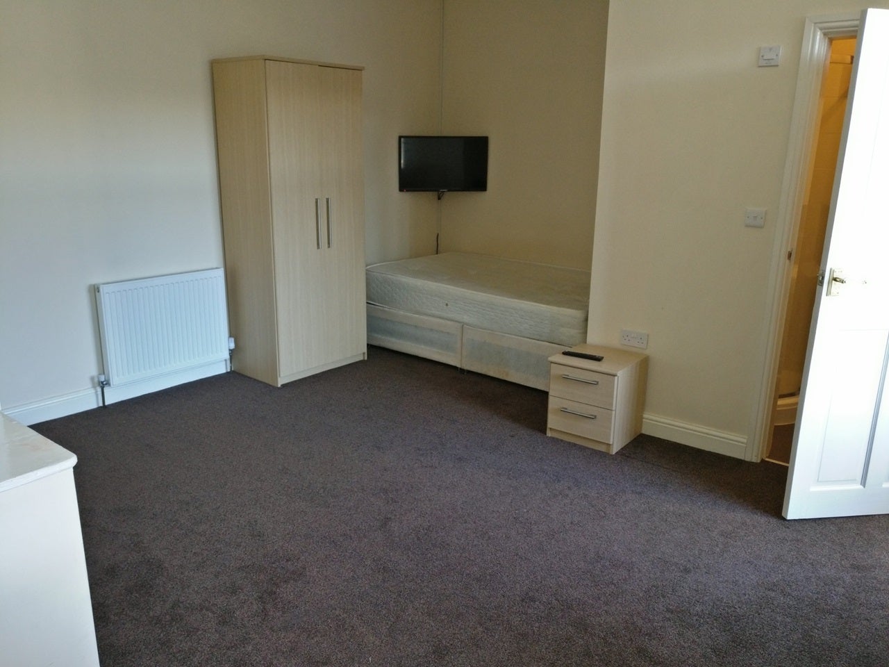 Room Blackhouse Road in Kirklees