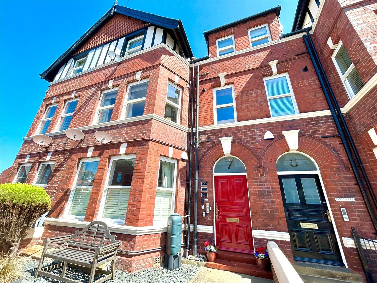 Flat Ladysmith Avenue in Whitby