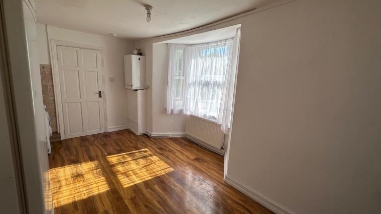 Flat Langthorne Road in Greater London