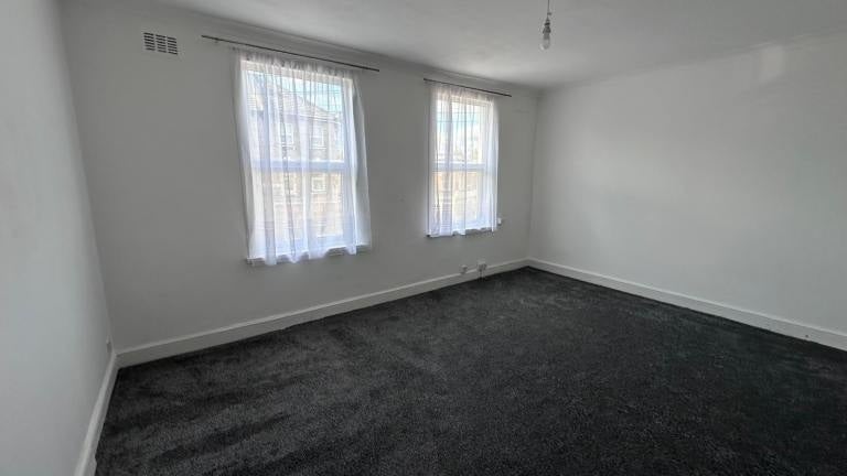 Flat Langthorne Road in Greater London