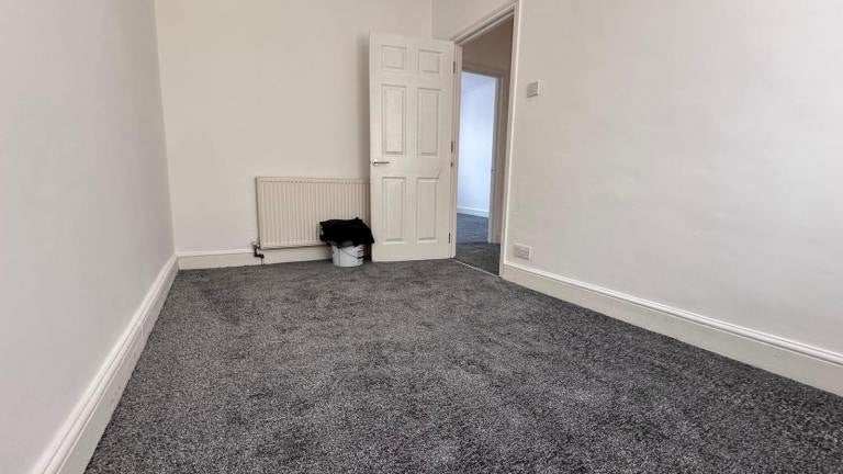 Flat Langthorne Road in Greater London
