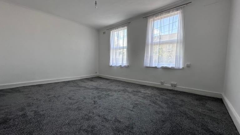 Flat Langthorne Road in Greater London