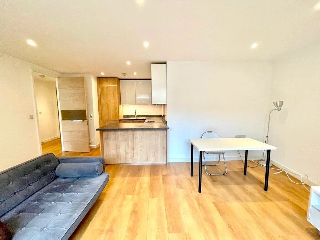 Flat Ashton Reach in Greater London