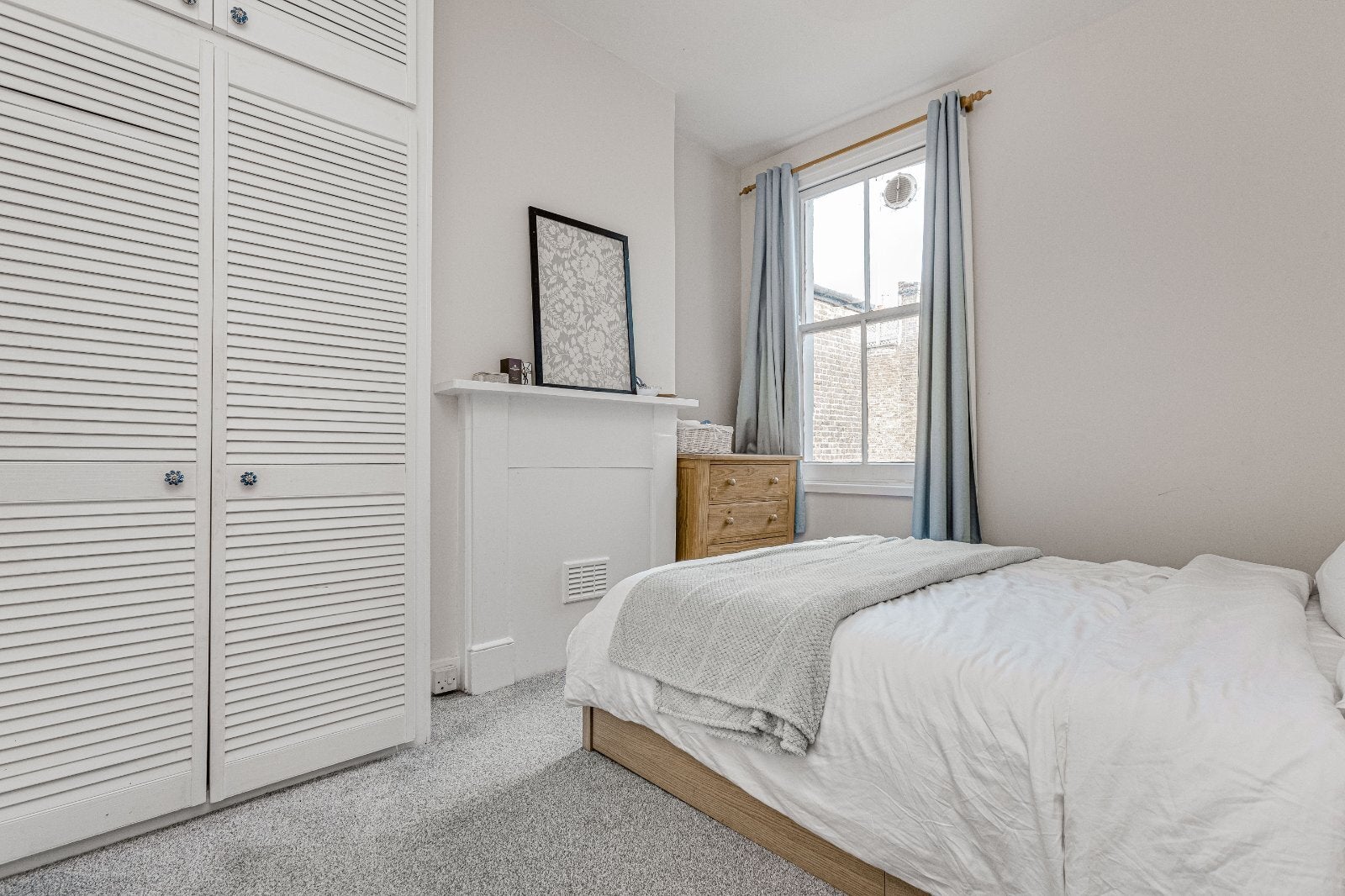 Flat Sugden Road in Greater London