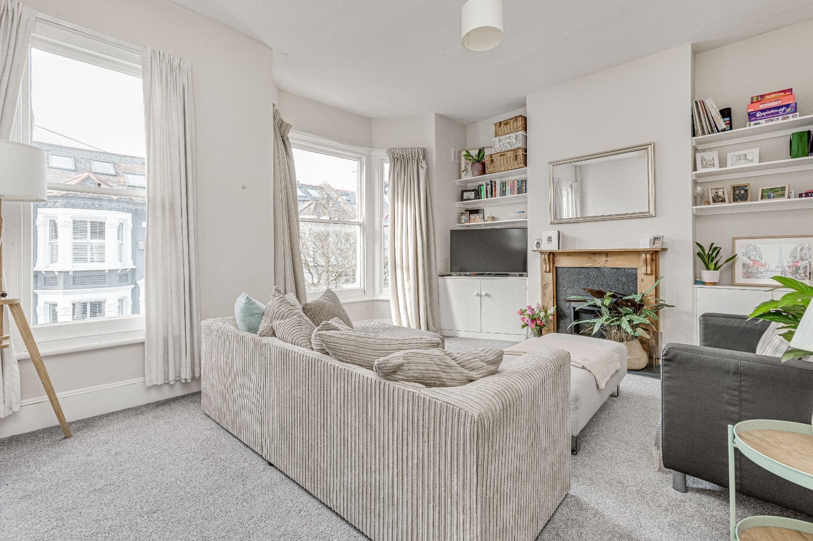 Flat Sugden Road in Greater London