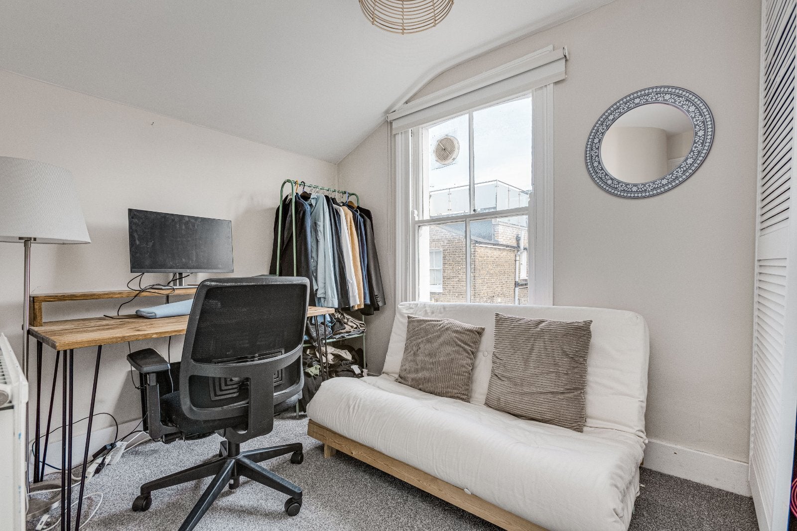 Flat Sugden Road in Greater London