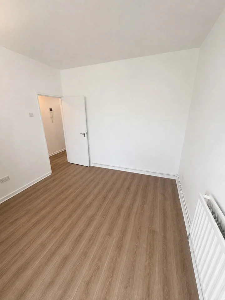 Flat Dod Street in Greater London