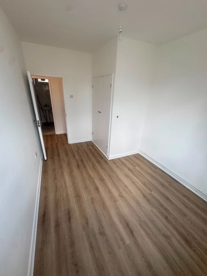 Flat Dod Street in Greater London